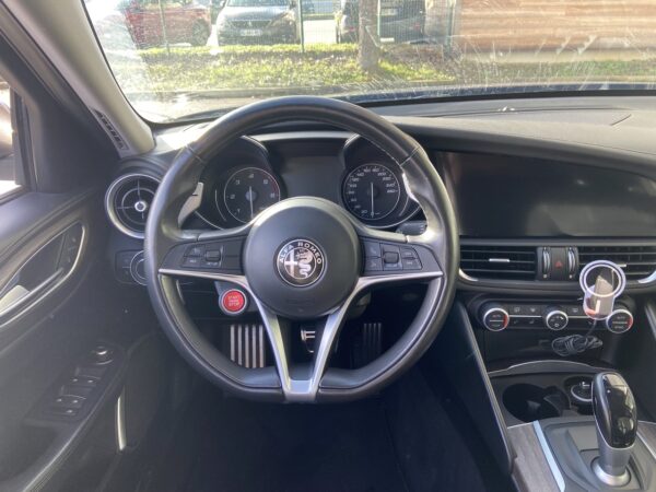 ALFA ROMÉO GIULIA Q4 LUSSO 180ch – Image 4